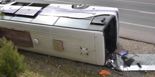 AKSIDENTI I FRIKSHËM/ Dalin PAMJET e para, autobusi i përmbysur ka humbur drejtimin dhe…