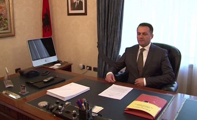LLALLA I SHPËTOI DREJTËSISË/ Reagon gazetari: Erdhi nga GRAMSHI me valixhe druri e sot jeton me Range Rover dhe…