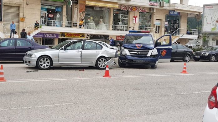 AKSIDENTI NË VLORË/ Dalin pamjet: Momenti kur makina PËRPLASET me furgonin e policisë që… (VIDEO)