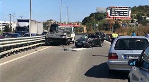 Aksident i FRIKSHËM në Fier/ Makina përplaset me shtyllën dhe hipën sipër trafikndarëses (VIDEO)