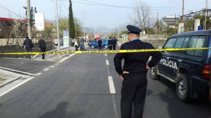 VIDEO/ Furgoni përplaset me motoçikletën, një i plagosur. Shihni momentet pas aksidentit