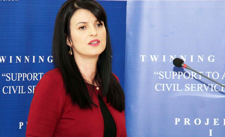 Drejtoresha e DAP nxjerr shifrat: 1082 vende të lira në administratën publike… (FOTO)