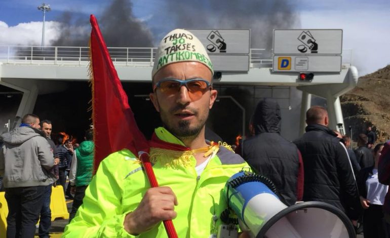 Kush është Alben Kola, kuksiani që ORGANIZOI protestën. Si ia vodhi kauzën, opozita e BASHKUAR