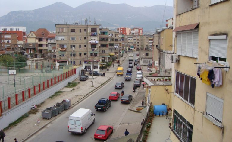 E RËNDË NË TIRANË/ Gruaja i vë FLAKËN vetes në tualetin e shtëpisë. Dyshohet se…