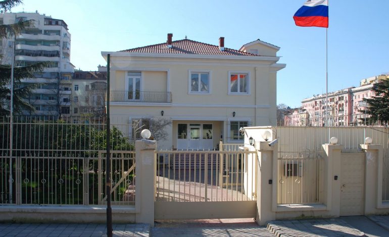 “Rusia rol në destabilizimin e Shqipërisë”/ Ironizon Ambasada Ruse për shkrimin e NGJELËS: Kryevepra e radhës! Kemi dyshime…