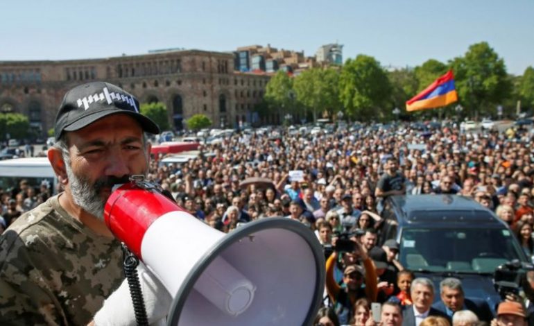 ARMENI/ Mijëra njerëz në rrugë kundër kryeministrit aktual. SHBA thirrje për demonstrata paqësore