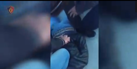 Si u kap LAÇIANI me kokainë në makinë. Rrinte afër një karburanti dhe… (VIDEO)