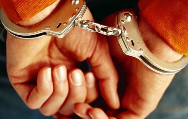 KUNDËRSHTUAN ME DHUNË SHEFIN E POLICISË/ Në pranga DY “të fortët” nga Elbasani (EMRAT)