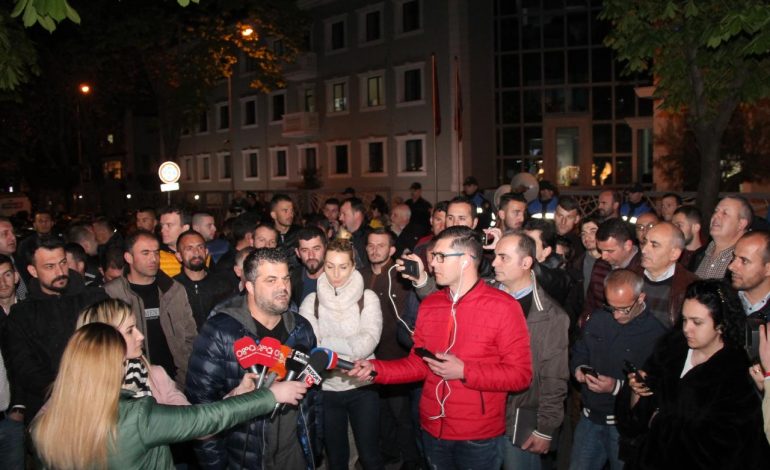 Artistët i bashkohen protestës te drejtoria e Policisë, Derhemi: Edhe unë jam “barbar”, Rama të ikë