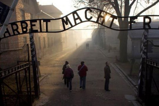 Studimi i Holokaustit: Dy të tretat e brezit të viteve 2000 nuk e dinë çfarë është Aushvici
