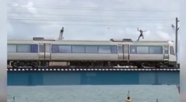 VIDEO/ Pamje të frikshme, i riu hidhet nga treni në lëvizje në det