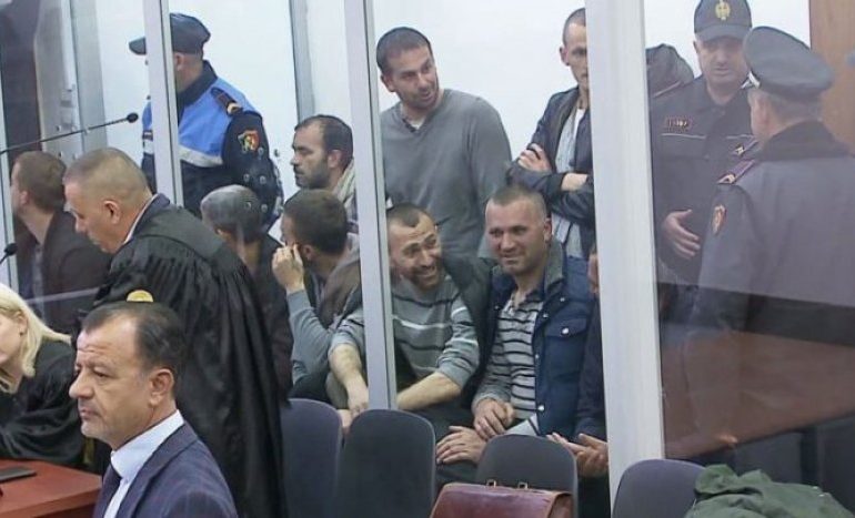Të arrestuarit në Gjykatë/ Tensionohet situata jashtë saj, protestuesit po hedhin tymuese
