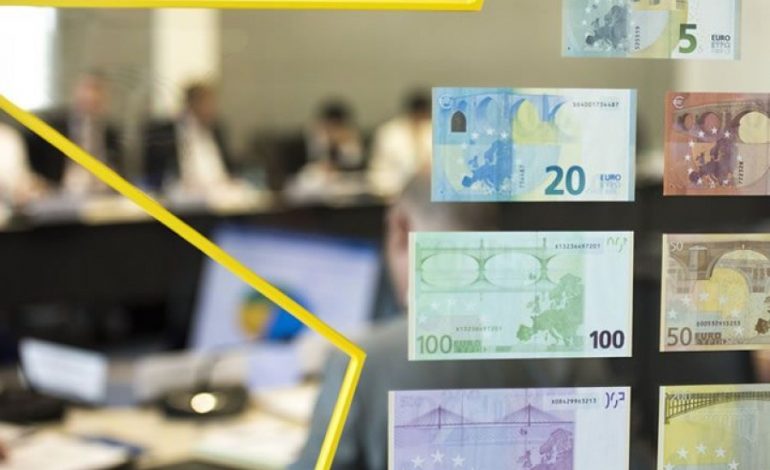 Rënia e euros, si po ndikon në këstet e kredisë, çmimet e shtëpive dhe pagat