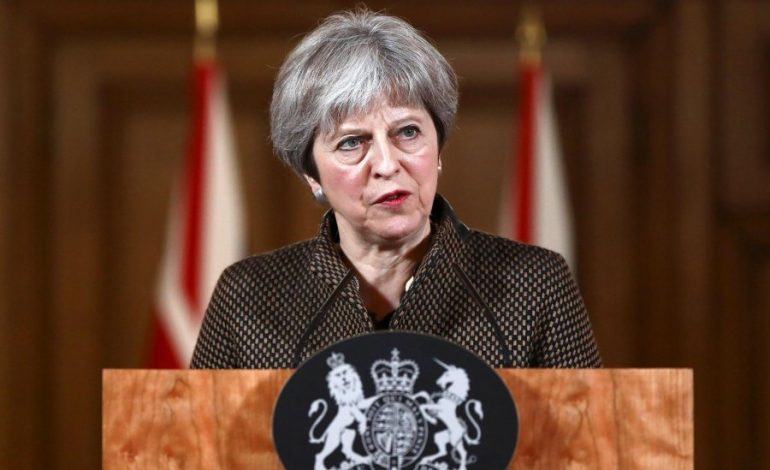 Kryeministrja britanike arsyeton sulmet në Siri, merr si shembull Kosovën
