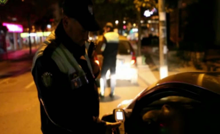 Alkool, pa rrip sigurimi, pa patentë dhe duke folur në telefon/ POLICIA BËN KËRDINË NATËN jep 272 masa administrative