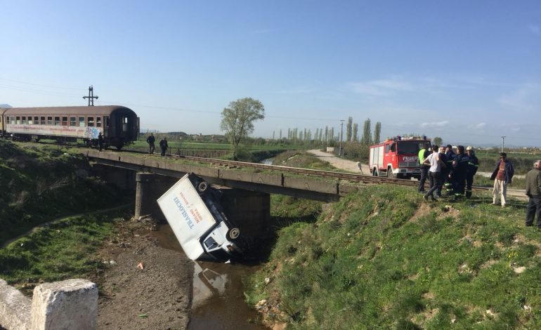 Kamioni përplaset me trenin dhe përfundon poshtë urës/ Policia jep DETAJET, shoferi dhe një nga pasagjerët…
