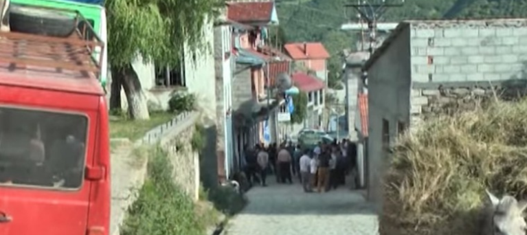 Vrau gruan me SËPATË dhe u arratis/ Si u kap në mal babai i 6 fëmijëve që kishte…
