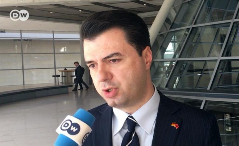 GRABITJA ME VRASJE NE KAMEZ/ Lulzim Basha viziton familjen e të ndjerit Agim Buçi