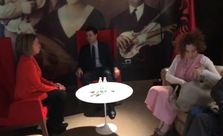 VIDEO/ Mogherini ikën, Basha vjen. Dy zyrtarët takohen në Rinas