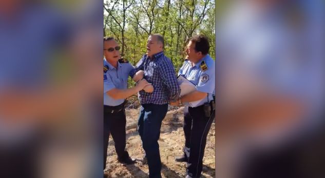 Biznesmeni tenton të VETËDIGJET me benzinë/ Policia ndërhyn por… (VIDEO)