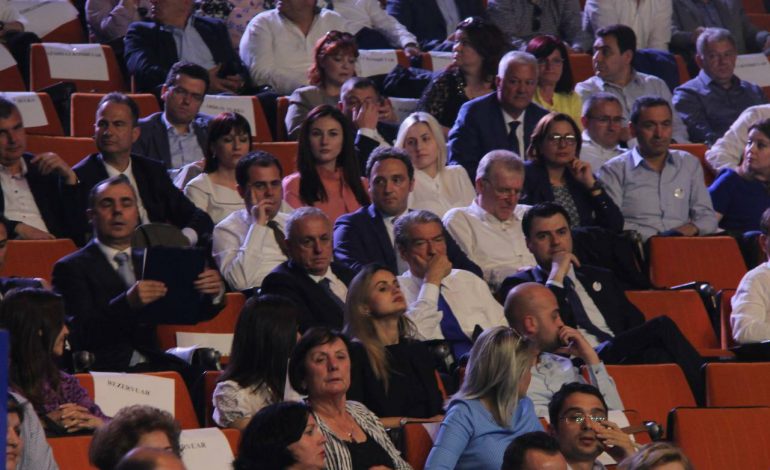 Miratohet mes ovacionesh statuti i ri në PD. Basha shton një kryetar për Këshillin Kombëtar