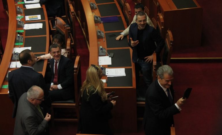 FOTOT/ Berisha përplaset me Tahirin në Kuvend, ish-ministri: O Sali si je çmendur kështu?!