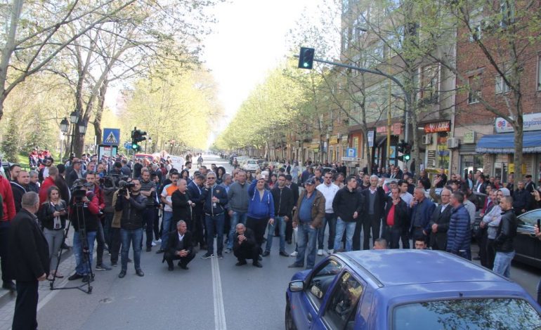PROTESTA/ Opozita bllokon rrugët, ja zonat si do të ndahen deputetët, Basha dhe Kryemadhi do të jenë në…