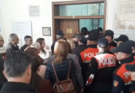 “Hape derën oo, mos më prek me dorë”, momenti i përplasjes së deputetëve të PD me policinë në gjykatë (VIDEO)