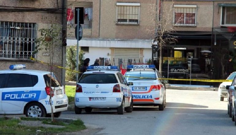 Sherr me GRUSHTE në Tiranë/ Gjakoset nga goditjet edhe polici. Dyshohet se…