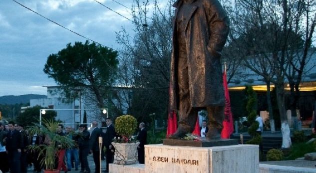 “Rroftë Enver Hoxha”/ Vandalizohet busti i Azem Hajdarit, PD: Është dhunuar nga…
