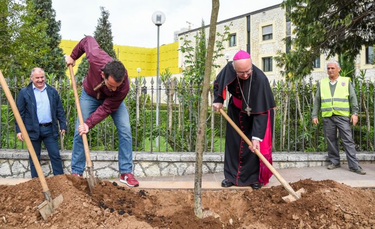 Kisha Katolike i bashkohet revolucionit të gjelbër, Veliaj: Kush është më i pari ndër ne