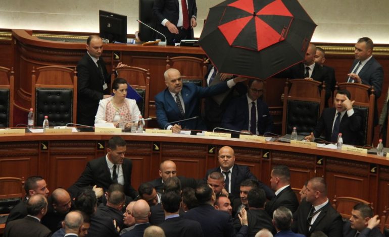 Pas shfaqjes së dhunshme të opozitës në Parlament, media gjermane godet Shqiperinë