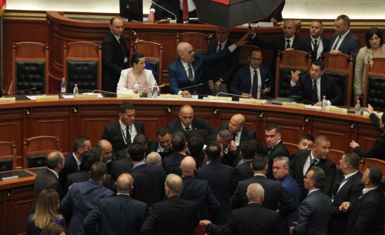 Tensionohet situata në Kuvend, deputetët e PD dhe LSI nuk marrin fjalën pas miellit, i hedhin ujë Bushatit (FOTO)
