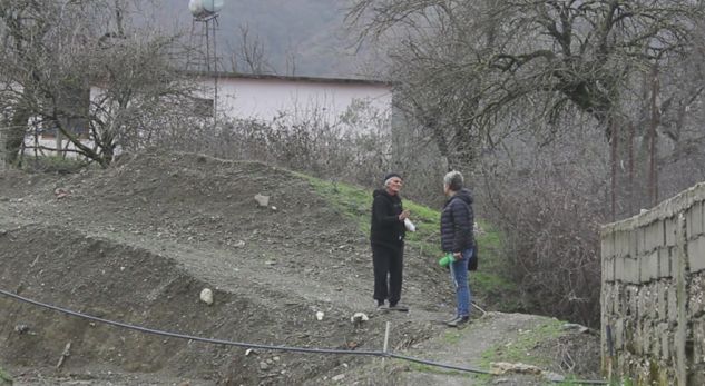 Përroi që rrezikon me vdekje një fshat të tërë
