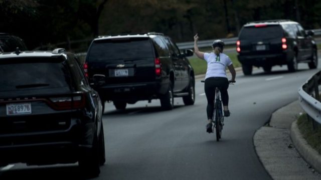 I nxjerr gishtin e mesit Donald Trump/ Ajo ç’ka i bën ai do ju lërë pa fjalë