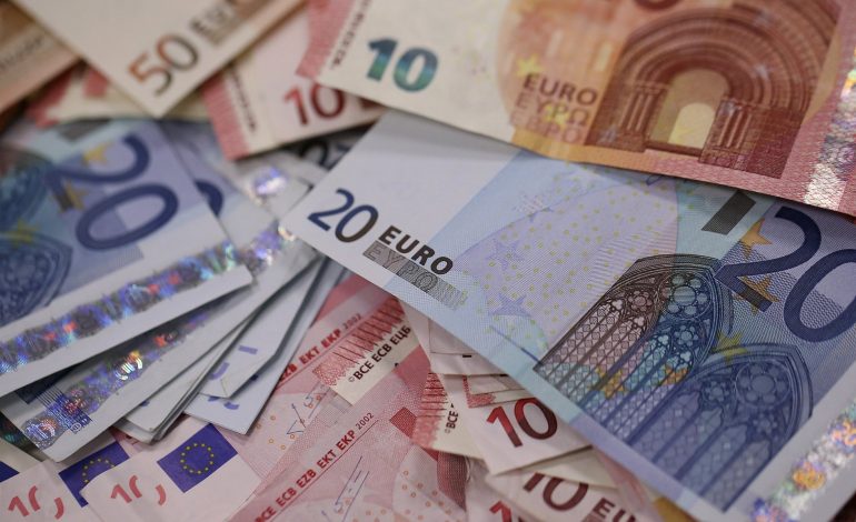 BSH: Rënia e euros ka shtuar rreziqet për bankat, i ka ulur për individët që kanë hua në euro