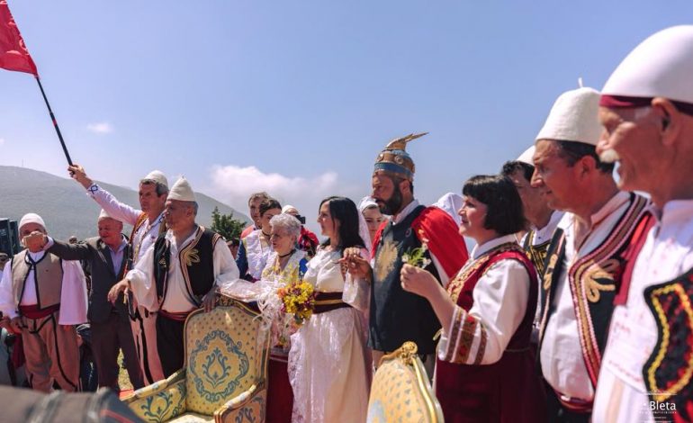 Plas ‘sherri’ për Dasmën e Skënderbeut/ Tare: Qesharake e mjerane. Shpërthen Fate Velaj: U hodh helmi i një hardhuce…