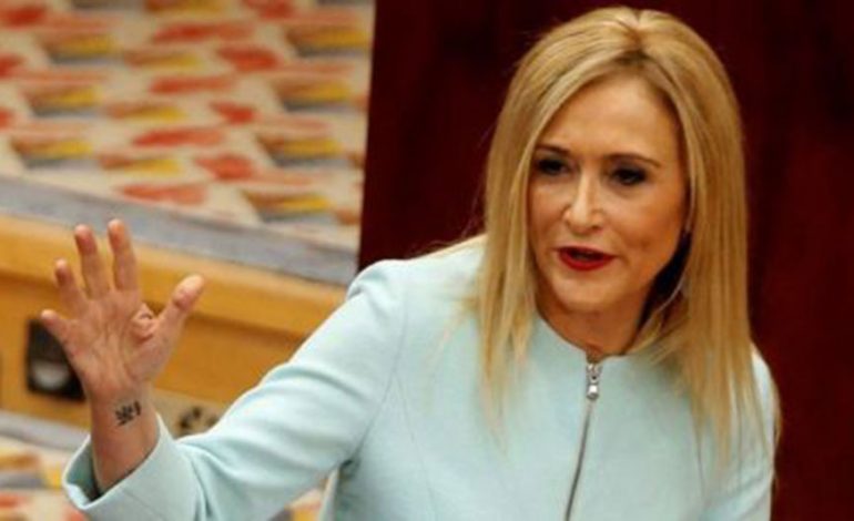 Falsifikoi diplomën e masterit, vodhi në supermarket, dorëhiqet kryetarja e Madridit