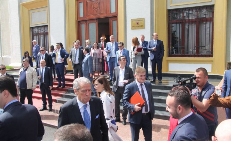 VIDEO/ “Uuu qyqja për pak ra…”, deputetja e PD pengohet në shkallët e Kuvendit. Berisha: Syri i keq