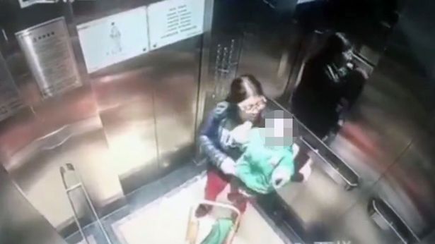 Pamje të rënda, dadoja monstër dhunon barbarisht fëmijën e vogël në ashensor