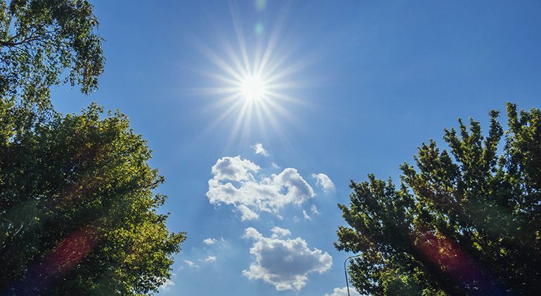Temperatura deri në 28 GRADË dhe rërë AFRIKANE/ Çfarë ju pret në fundjavë… (PARASHIKIMI)