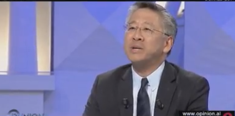 Donald Lu: Qytetarët kanë të drejtën e protestës, por jo të djegin dhe të gjuajnë me gurë policinë