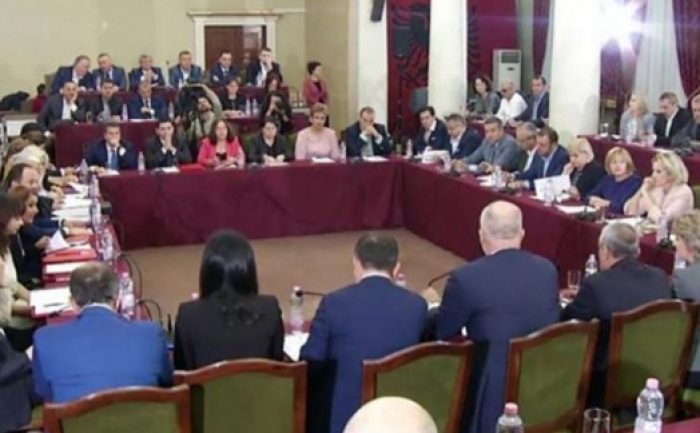 Mbledhje grupi/ “Punoni me bazën”, Rama iu tërheq veshin deputetëve pas seancës së miellit. Ja porosia