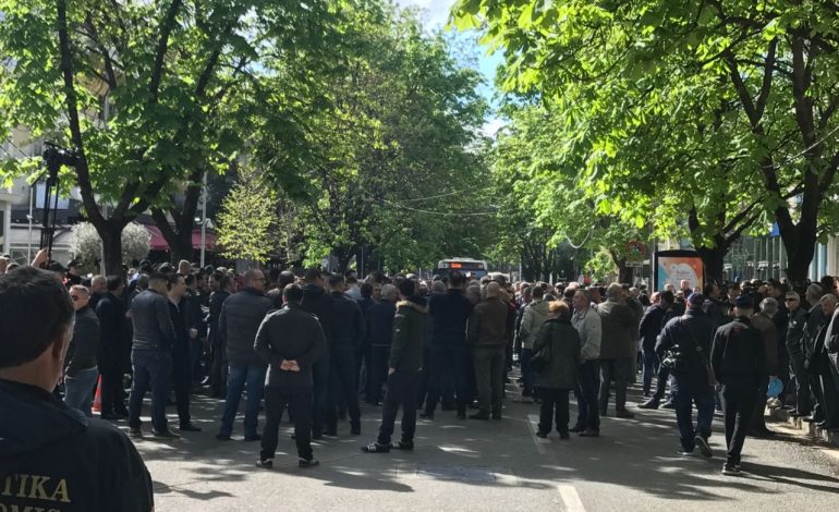 FOTO/ Arrestimi i 23 protestuesve, qytetarët bllokojnë aksin përpara Drejtorisë së Policisë: Rama ik