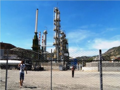 Rafineria e naftës në Elbasan nën hetim për ndotjen e lumit me mbetje toksike