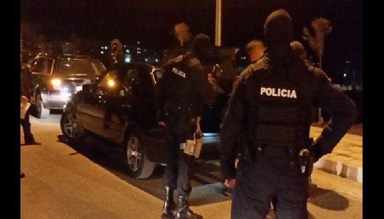 SHERR ME THIKA NË ELBASAN/ Plagosen katër persona pasi…