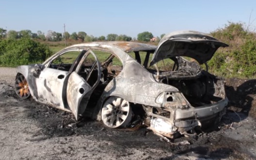 FIER/ Një automjet i djegur në periferi të qytetit, gjendet një kallashnikov brenda tij…