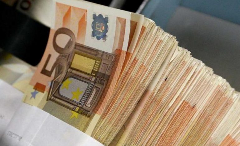 Keni euro dhe dollarë për të “thyer”? Ja çfarë po ndodh në tregun valutor (TABELA)