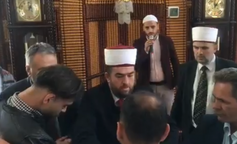 Falja e gjakut/ Momenti prekës në pajtimin mes dy fiseve, i afërmi humb ndjenjat (VIDEO)