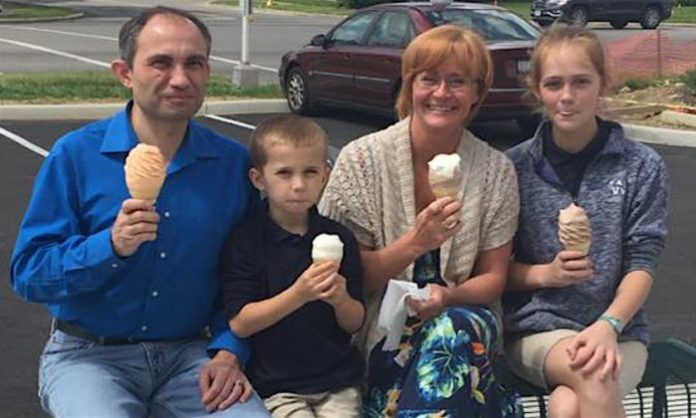 Gruaja shprehu dëshirën t’u shkrepte një foto familjare. Ditë më vonë merr një mesazh anonim drithërues…